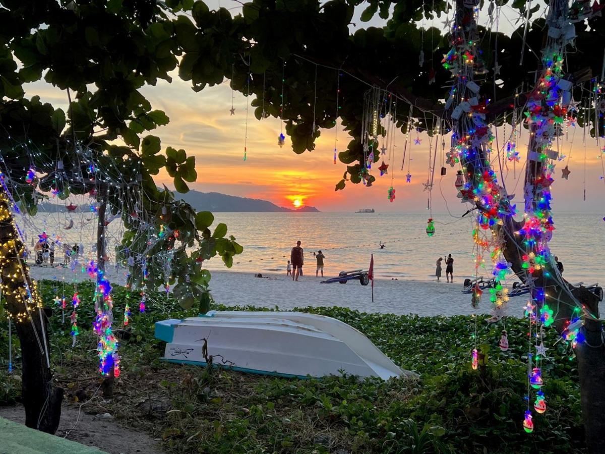 Condos: Beachside Retreat With Smart Amenities *