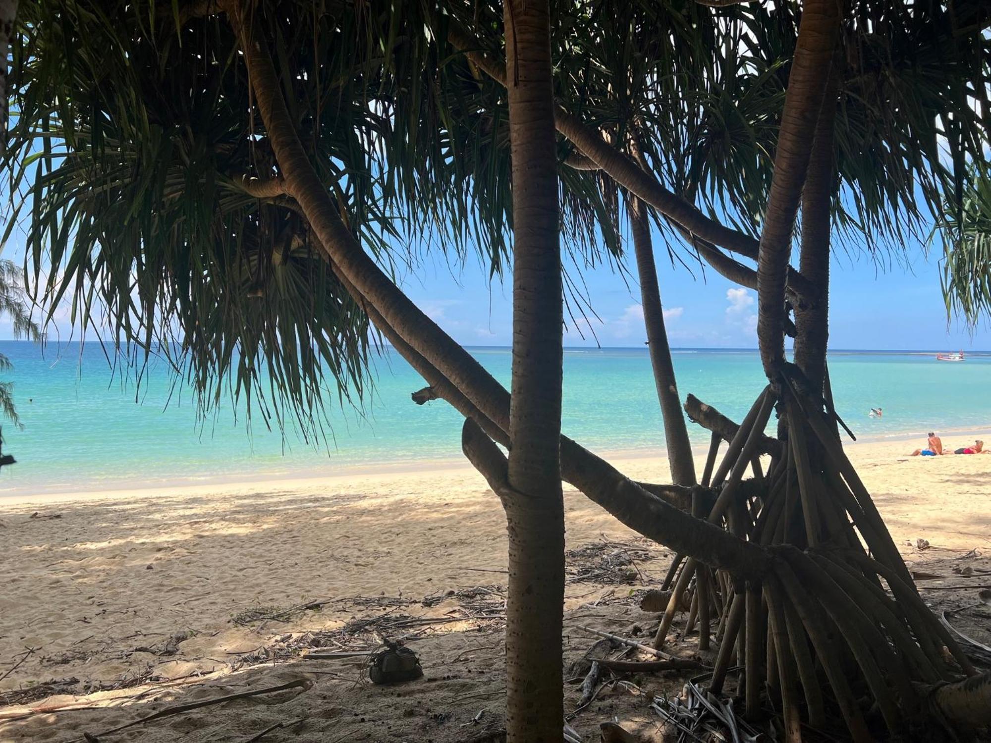 Condos: Beachside Retreat With Smart Amenities *