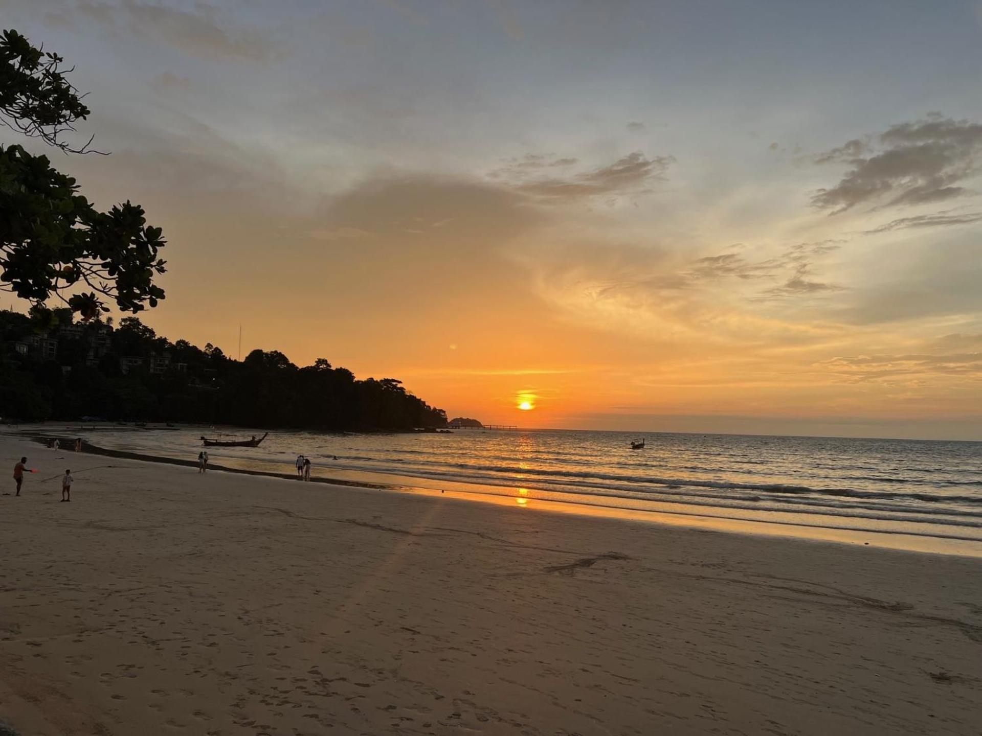 Apartment Condos: Beachside Retreat With Smart Amenities *