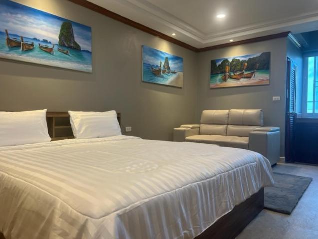 Condos: Beachside Retreat With Smart Amenities *